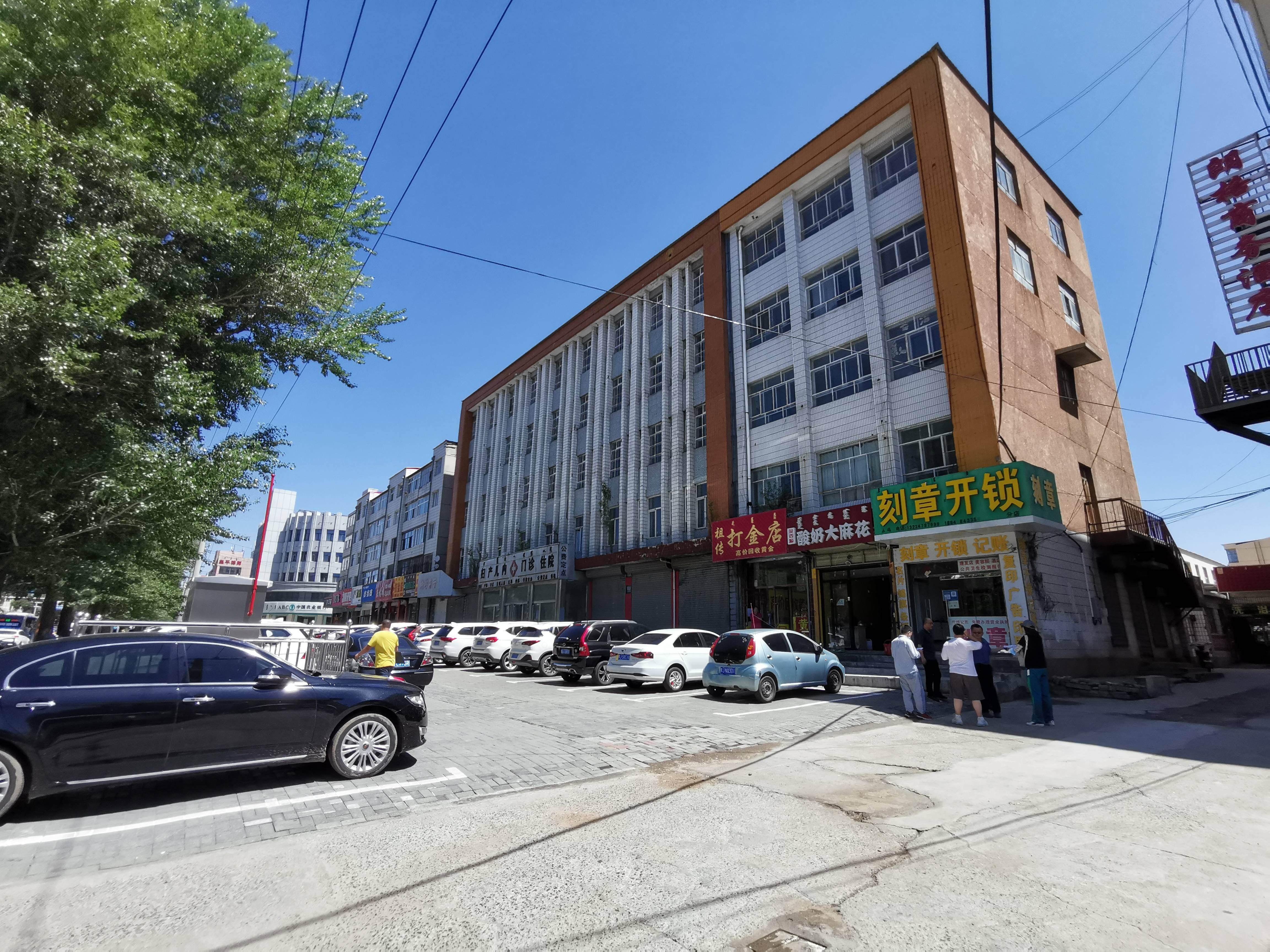 内蒙古乌兰察布市集宁旧区乌兰大街3号，五洲商场对面房产