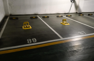 展东路与爱明街交汇处名都枫景小区11号和12号楼地下车位，车位号分别为：1.2.4.6.8.10.12.13.14.15.16.17.18.19.20.22.24.26.28.32.33.34.76.78.80.82.87.89.91.93.95.97.99.101.共计34个车位房产